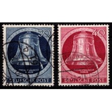 Berlin. Frihedsklokke med knebel til højre.